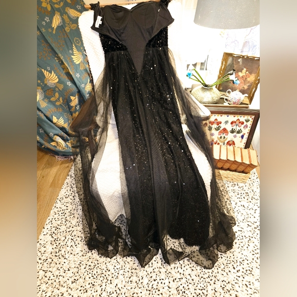 Faeriesty gown. Size XS. Black sequined. Tulle surrounding empress waist - Picture 4 of 13